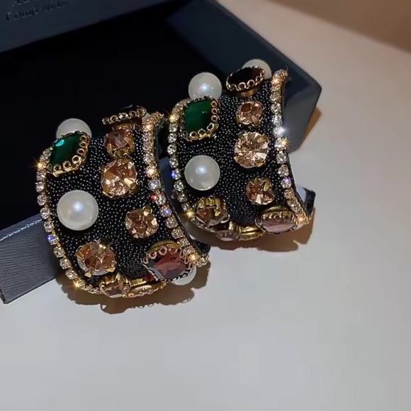 Baroque Noir Pearl Crystal Earrings - Picture 2 of 4